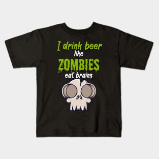 I drink beer like zombies eat brains Kids T-Shirt